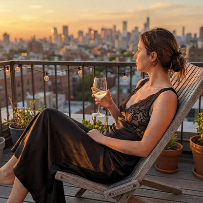 🌙 ✨ Elegáns, V-nyakú hálóing – selyemből készült, lebegő, könnyed, romantikus hangulatot áraszt 💤