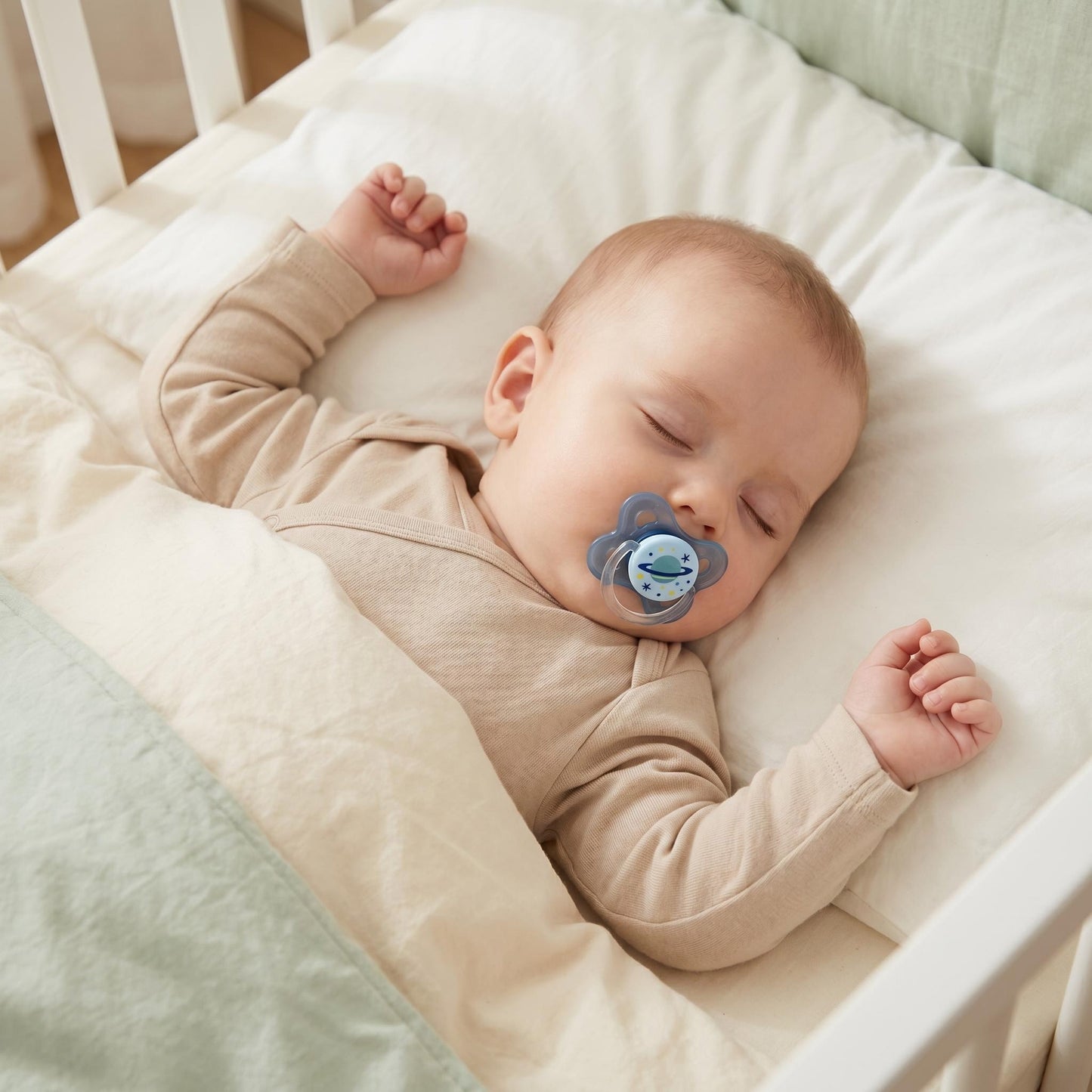 🍼Csecsemőtáplálkozásra alkalmas szilikon cumi, szabványos cumifejjel és lyukmentes kialakítással, amely az anyatej szopását hivatott utánozni🤱