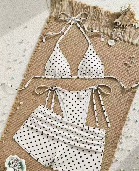 👙 Pöttyös, mély nyakkivágású, háromszög alakú bikini alsó – háromdarabos szett