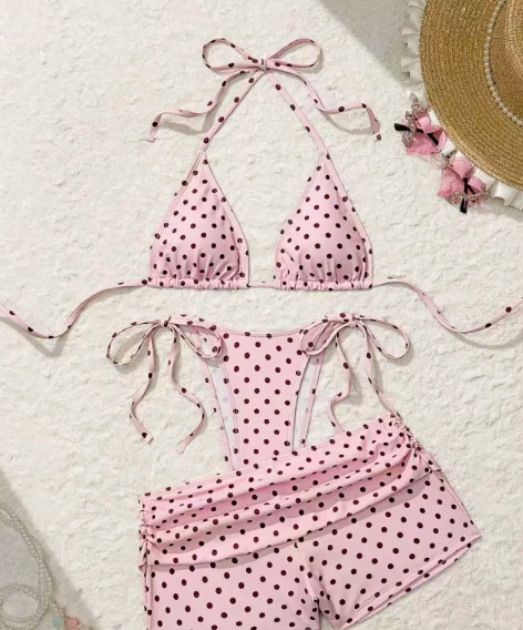 👙 Pöttyös, mély nyakkivágású, háromszög alakú bikini alsó – háromdarabos szett