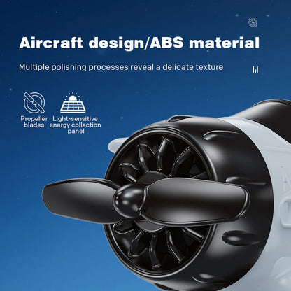 🛩️✨ Napenergiával hajtott repülőgép alakú autófüggő