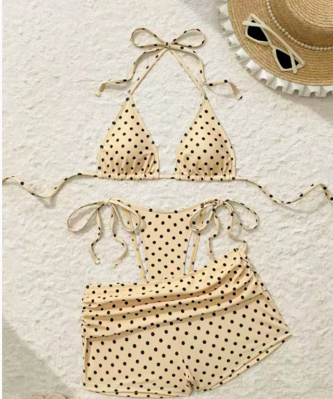 👙 Pöttyös, mély nyakkivágású, háromszög alakú bikini alsó – háromdarabos szett
